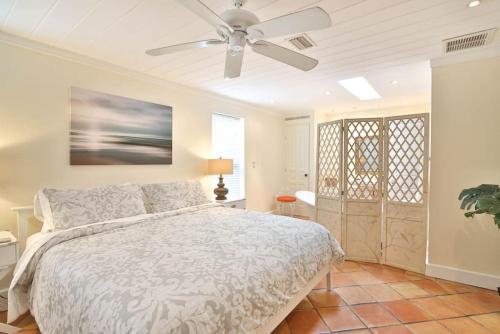 una camera con letto e ventilatore a soffitto di Gorgeous Private Home with Heated Pool a Sarasota