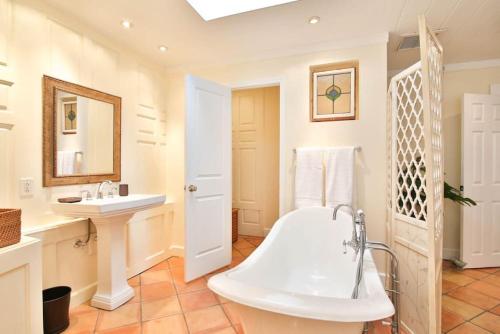 bagno con vasca e lavandino di Gorgeous Private Home with Heated Pool a Sarasota