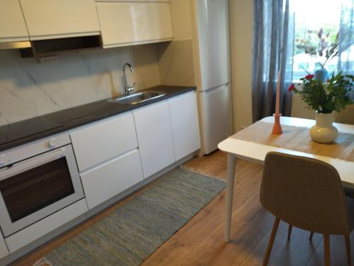 Η κουζίνα ή μικρή κουζίνα στο Bambinas Guest House Hässleholm