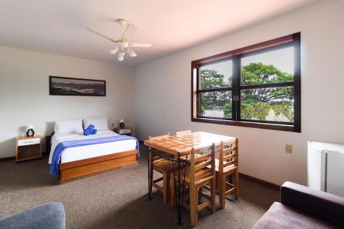 - une chambre avec un lit, une table et un bureau dans l'établissement Pousada Wafeh Pampulha Suítes, à Belo Horizonte