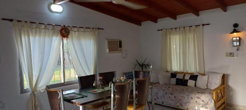 Cabaña Don Suso في باسو دي لا باتريا: غرفة معيشة مع طاولة وأريكة