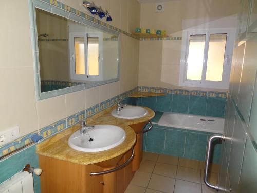 a bathroom with two sinks and a bath tub at Villa Clairol in Los Gallardos