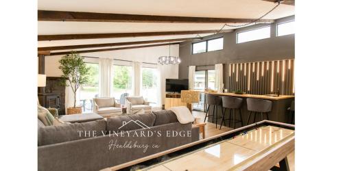Ruang duduk di Vineyards Edge - Pool, Hot Tub, Bikes- 1mi to Downtown