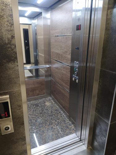 una ducha con puerta de cristal en un baño en Centar Sveta, en Zlatibor