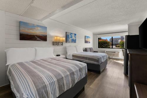 Habitación de hotel con 2 camas y TV en Atlantic Oceanside Dewey, en Dewey Beach