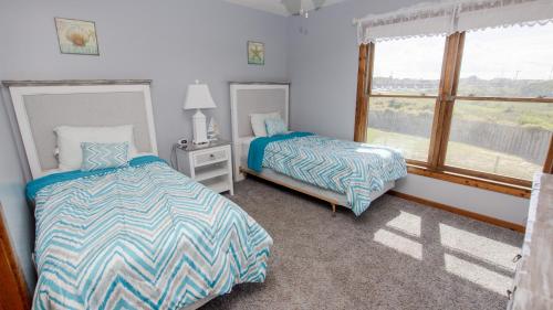Una cama o camas en una habitación de KHSDC2, Sea Dunes C2- Oceanside, Close to Beach Access, Community Pool, Ocean Views