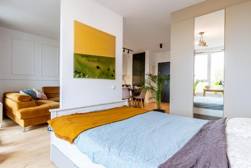 1 dormitorio con 1 cama y sala de estar en Chlebova z widokiem na Motławę - GYM i BAWIALNIA W CENIE, en Gdansk