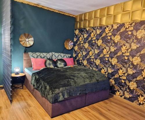 a bedroom with a bed and a wall with flowers at Dark Jungle - Innenstadt für 4 Netflix Switch Waschtrockner in Gießen