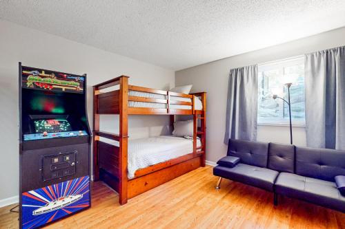 ein Schlafzimmer mit einem Etagenbett und einem Videospiel in der Unterkunft Alpine Abode in Pigeon Forge