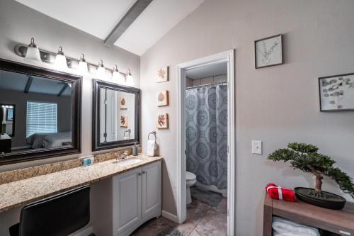 A bathroom at Spacious 4 bedroom with pool-Minutes to Seaworld!