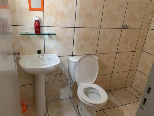 a bathroom with a toilet and a sink at 204 apartamento verão ideal para você in Brasilia