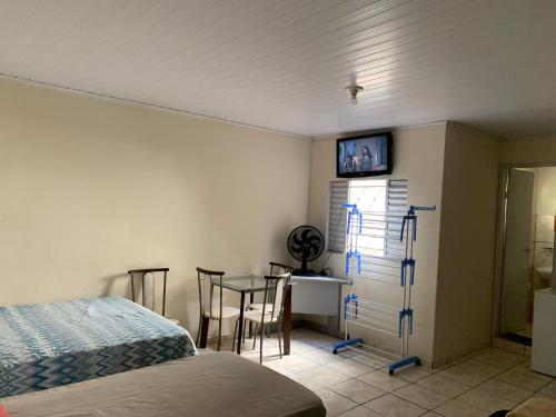 a bedroom with a bed and a table in a room at 204 apartamento verão ideal para você in Brasilia
