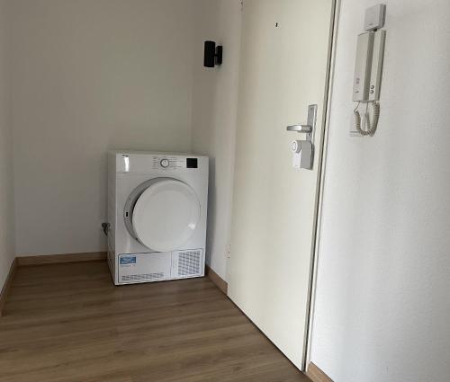 a washing machine sitting in a room next to a door at Elpke in Bielefeld