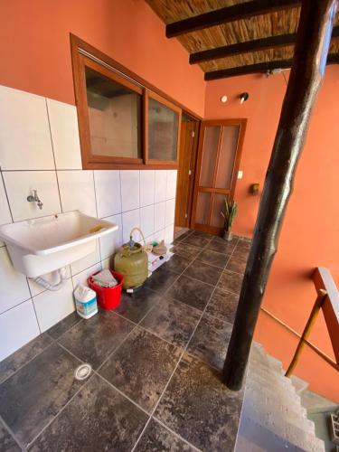 La salle de bains est pourvue d'une baignoire et d'un lavabo. dans l'établissement FLAT 2 QUARTOS PITUBA - ITACARÉ-Ba, à Itacaré