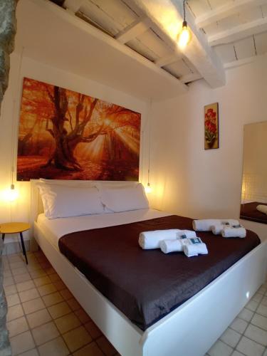 a bedroom with a bed with two towels on it at Casetta nel Borgo in Olevano Romano
