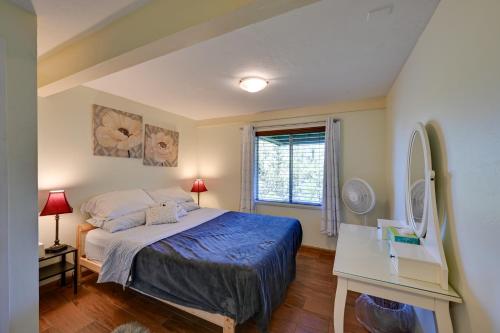 Un dormitorio con una cama grande y una ventana en La Mesa Vacation Rental about 12 Mi to San Diego!, en La Mesa