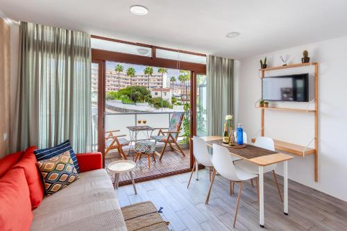 Modern Apt with Pool - Yumbo & Beach