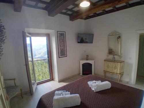 1 dormitorio con 1 cama con 2 toallas en GASPERINO HOUSE, en Olevano Romano