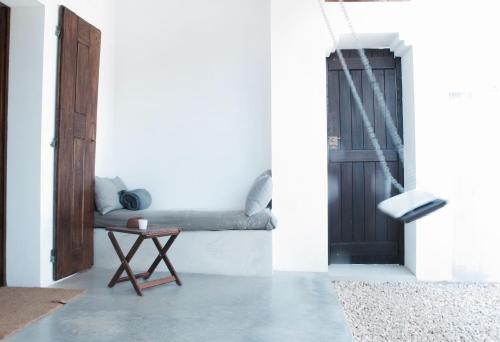 a living room with a bench and a table at Tres Marias in Vila Nova de Milfontes