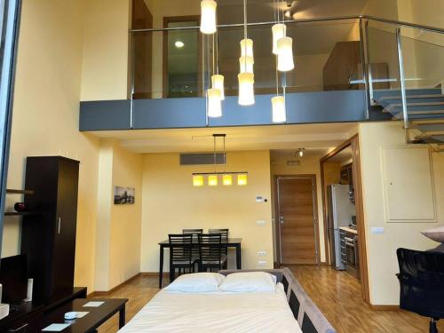 1 dormitorio con 1 cama y comedor con mesa en Lotf alquiler valencia en Burjasot