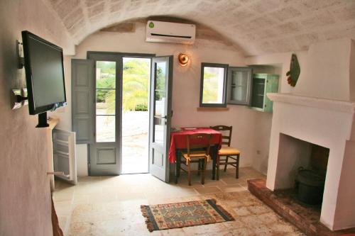 a dining room with a table and a fireplace at Casa Vacanze Riposo Del Vento in Cisternino