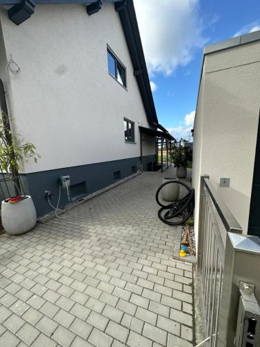 une cour vide d'un bâtiment avec une terrasse dans l'établissement MELLoWY 10 Min bis zur Messe KA, à Rheinstetten