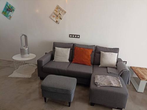 sala de estar con sofá y mesa en Taliarte Suite Vibbecanarias, en Melenara