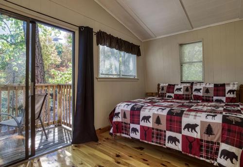 Ένα ή περισσότερα κρεβάτια σε δωμάτιο στο Four Bears Den, Free Attraction Tickets, Hot Tub, Arcade Game, Gatlinburg, WIFI!!!