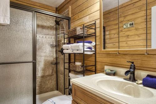 Ένα μπάνιο στο Four Bears Den, Free Attraction Tickets, Hot Tub, Arcade Game, Gatlinburg, WIFI!!!