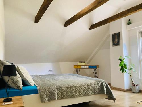 um quarto com uma cama num sótão em Enjoy Gardos apartment em Belgrado