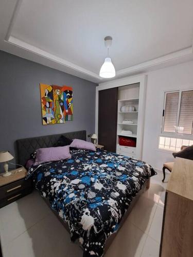 1 dormitorio con 1 cama con manta negra y azul en Apartamento moderno Aparcamiento gratis, en Tetuán