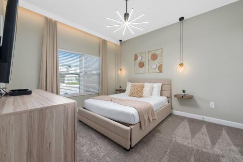 une chambre avec un lit et une télévision à écran plat dans l'établissement 4 bedrooms house with pool, à Kissimmee
