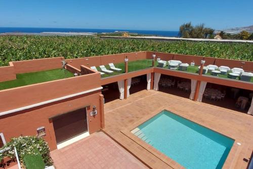 una vista aérea de una casa con piscina en Finca David Galdar, en Las Palmas de Gran Canaria