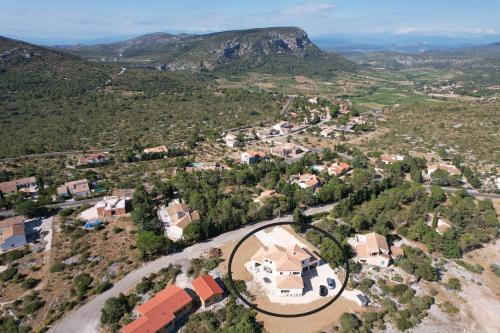 - une vue aérienne sur une maison dans les montagnes dans l'établissement Trois appartements au sein du Mas Jams - Le Gouleyrous, Le Canigou et Le Figarassa, à Vingrau