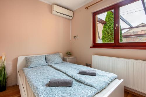 1 dormitorio con 1 cama con 2 almohadas en Rivercity South Buda Hills en Budapest