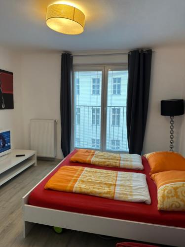 sypialnia z łóżkiem i dużym oknem w obiekcie Apartment opera w Wiedniu