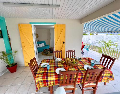 una sala da pranzo con tavolo e sedie di Villa KAZ A ZOT a Port-Louis