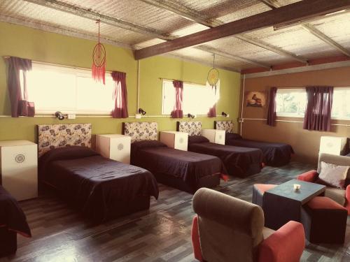 sala de estar con sofás, sillas y ventanas en Sentir Indiano en Valeria del Mar