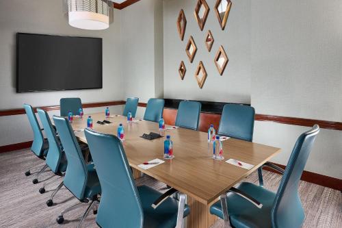a conference room with a long table and chairs at Orlando Marriott Lake Mary in Lake Mary