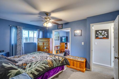 una camera da letto con un letto e un ventilatore a soffitto di Costa Mesa Rental with Private Hot Tub and Fire Pit! a Costa Mesa