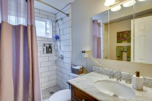 un bagno con lavandino, WC e specchio di Costa Mesa Rental with Private Hot Tub and Fire Pit! a Costa Mesa