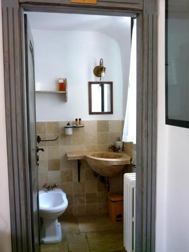 a bathroom with a sink and a toilet at Casa Vacanze Riposo Del Vento in Cisternino