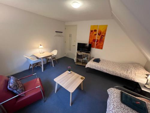 een woonkamer met een bed en een tafel bij Westenholte in Zwolle