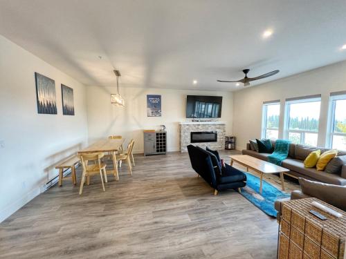 Gallery image of Front row for fireworks Brand new ski-in & out townhouse in Big White