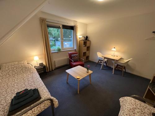 Cette chambre comprend un lit, une table et des chaises. dans l'établissement Westenholte, à Zwolle