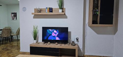 En tv och/eller ett underhållningssystem på Stan na dan Kozarska Dubica