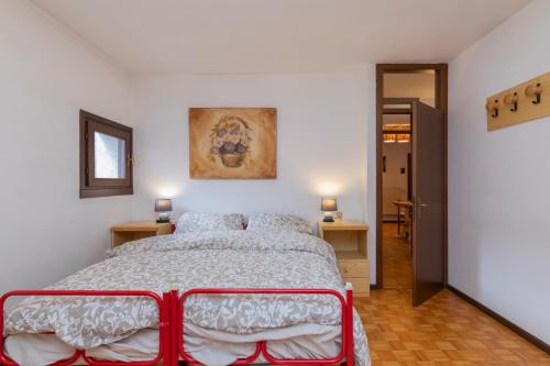 a bedroom with a red bed in a room at [IHost Flat] - Valmalenco Marconi 33 in Chiesa in Valmalenco