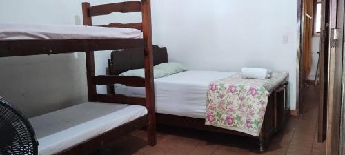 Hostel Recanto Caiçara tesisinde bir ranza yatağı veya ranza yatakları
