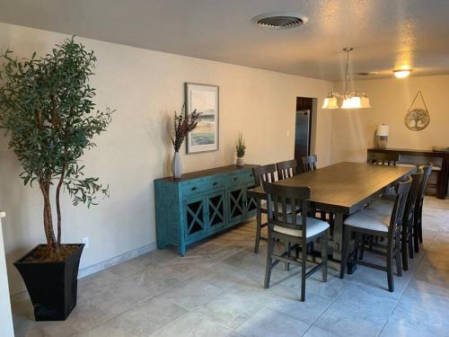 een eetkamer met een tafel en een potplant bij Private Beach Volleyball Retreat 3 in Las Cruces