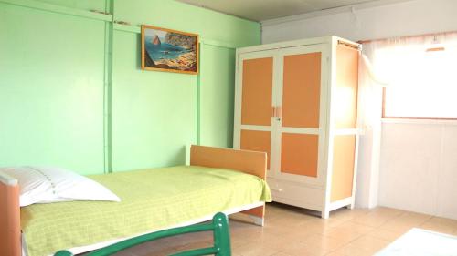 1 dormitorio pequeño con 1 cama y armario en House Biondina, en Vela Luka